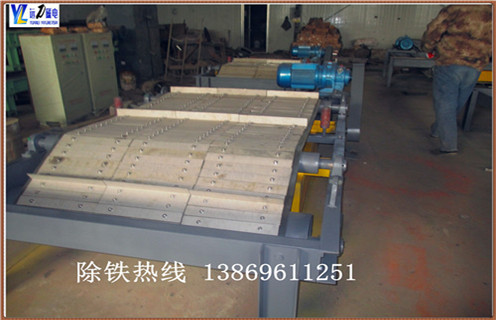 　　眾所周知,鎧甲鎧裝永磁自卸式除鐵器技術(shù)的發(fā)展是一個(gè)新的過程,該設(shè)備是一種主要運(yùn)用于去除鐵雜性物質(zhì)的機(jī)械,因其復(fù)雜性要求在技術(shù)上需要不斷的突破. 鎧甲鎧裝永磁自卸式除鐵器具有磁場(chǎng)強(qiáng)度高,磁場(chǎng)梯度大,吸鐵能力強(qiáng).重量輕.能耗低.運(yùn)行節(jié)能環(huán)保等普通電磁除鐵器無法比擬的優(yōu)點(diǎn).可以使用除鐵器技術(shù)來產(chǎn)生去除煤炭等原料中的鐵磁性雜質(zhì)所需的強(qiáng)大磁場(chǎng),優(yōu)點(diǎn)是在超導(dǎo)狀態(tài)下線圈導(dǎo)體無電阻,針對(duì)除鐵器技術(shù)的快速發(fā)展,這標(biāo)志著除鐵器技術(shù)發(fā)展有了更高的水平.  因?yàn)槲覀冩z甲鎧裝自卸式除鐵器是采用不鋼耐磨片制作而成，所以皮帶的使用起來會(huì)更加的耐磨耐用.