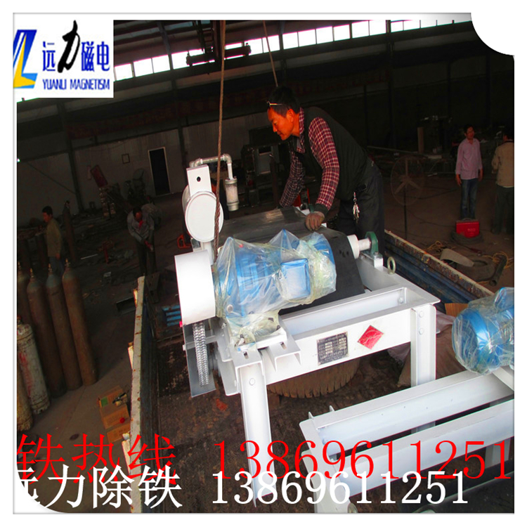 風(fēng)冷自卸式電磁除鐵器回收價值利用好,遠力磁電生產(chǎn)的RCDA系列風(fēng)冷懸掛式電磁除鐵器磁路采用計算機模擬設(shè)計,透磁深度大.磁力強.特殊的風(fēng)道設(shè)計,軸流風(fēng)機強迫風(fēng)冷,風(fēng)量大,風(fēng)壓高,使線圈散熱快,溫升低,冷熱態(tài)磁場差異小.線圈經(jīng)特殊的浸漆絕緣及固化處理技術(shù),抗氧化,耐腐蝕,提高整機的絕緣性能,保障長期連續(xù)工作不老化.