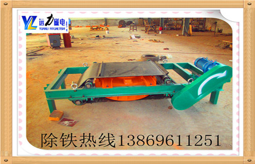 　RCDB-6.5自冷自卸式電磁除鐵器，懸掛式電磁除鐵器,近幾年除鐵器市場發(fā)展前景良好，除鐵器行業(yè)成為拉動(dòng)和提高經(jīng)濟(jì)增長點(diǎn)的重要行業(yè).濰坊遠(yuǎn)力磁電瞅準(zhǔn)時(shí)機(jī)迅速發(fā)展，無論產(chǎn)品數(shù)量還是生產(chǎn)規(guī)模都有飛躍式的提高和發(fā)展，除鐵器銷量與日俱增. 　　1.自冷式電磁除鐵器本體磁路設(shè)計(jì)合理，磁場強(qiáng)度高.透磁深度大，故適合料層較厚的場合除鐵.又因采用全密封結(jié)構(gòu)，制造過程中經(jīng)真空干燥等特殊工藝處理，所以能有效地防止粉塵和有害氣體對(duì)線圈侵蝕，對(duì)環(huán)境和氣候的適應(yīng)性強(qiáng)，使用壽命長.