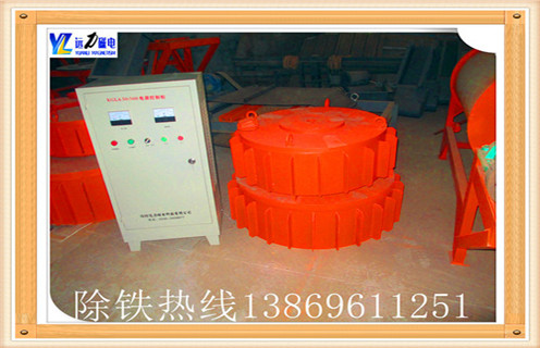 　電磁除鐵器 自動(dòng)鋁線圈電廠除鐵 供應(yīng)電磁自卸式除鐵器,很多客戶(hù)在購(gòu)買(mǎi)磁選設(shè)備的時(shí)候,關(guān)注的是商家的信譽(yù),產(chǎn)品的質(zhì)量,售后的服務(wù),然而很少會(huì)有客戶(hù)提及安裝工人是否合格,經(jīng)驗(yàn)是否豐富,如果忽略這一點(diǎn),也很有可能會(huì)使得磁選設(shè)備的回收率降低.那么一名合格的安裝工人,是如何去操作的,遠(yuǎn)力磁電為您詳解! 　　電磁除鐵器最常見(jiàn)的問(wèn)題就是回收率低,明明買(mǎi)的是好設(shè)備,磁場(chǎng)強(qiáng)度和工作品質(zhì)都能達(dá)到,回收率卻不高,到底是什么原因?qū)е逻@種問(wèn)題呢?電磁除鐵器的尾礦必須保證一定的溢流量(約占尾礦量的25%) 才能取得好的分選效果,而電磁除鐵器尾礦的溢流量是通過(guò)調(diào)節(jié)其底流量的大小來(lái)實(shí)現(xiàn)的,現(xiàn)有的底流調(diào)節(jié)裝置很不方便且精度較低,不能保證溢流量的穩(wěn)定.入料不能沿滾筒的全寬均勻地給料,導(dǎo)致分選槽內(nèi)的流量不均勻,流量大的地方流速過(guò)快.液面翻花.出現(xiàn)紊流,造成尾礦中的含介量增大.