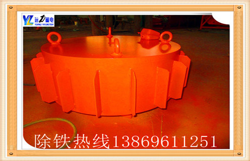 　RCDB懸掛式電磁除鐵器-盤式除鐵器-干電磁除鐵器強(qiáng)磁除鐵,干式電磁除鐵器稱RCDB電磁除鐵器,(也稱為PDC系列圓盤),是用于去除鐵屑去除裝置中的粉狀,顆粒狀或塊狀非磁性材料,內(nèi)部使用電工專用樹脂鑄造,自冷全封結(jié)構(gòu).具有較大的滲透力度和磁場強(qiáng)度,強(qiáng)吸力,防塵,防雨,腐蝕等特點(diǎn),由于以上特點(diǎn)從而使其極惡劣的環(huán)境下仍能可靠運(yùn)行.主要性能指標(biāo)達(dá)到或高于JB / T7689-95標(biāo)準(zhǔn),去除0.1-35公斤鐵磁材料中的散裝材料. 　　1.干式電磁除鐵器實(shí)際上是整流電路電磁除鐵器應(yīng)用的控制柜：  　　1.1.變壓器控制柜是除鐵器所需的直流電源設(shè)備.它也是整個(gè)除鐵器操作的控制裝置.在除鐵器的提升完成之后,可以根據(jù)電氣接線圖連接除鐵器的電源.  　　1.2.控制柜應(yīng)放置在小灰塵,干燥,無雨雪侵入,通風(fēng)良好,易于操作和觀察的地方;
