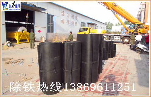 輸送帶專用懸掛式強磁除鐵器皮帶永磁鐵吸鐵器rcyb-8除鐵器皮帶，電磁除鐵器在采礦,焦化,煤等皮帶輸送行業(yè)作為除鐵設(shè)備領(lǐng)域,已被廣泛應(yīng)用.皮帶鐵除鐵器自動卸載鐵帶使用高強度一體式橡膠圈,一個帶刮刀易于完成卸載操作.為了保護皮帶延長皮帶壽命,可以支撐安裝支架,用這種支架支撐可以滿足不同的安裝方式. 　　永磁自卸式除鐵器皮帶廣泛應(yīng)用于礦山,冶金,煤炭,火電,化工,建材等行業(yè).電子式樹脂鑄造用內(nèi)部使用的圓盤型隔膜,這種圓形隔膜采用自冷式全密封結(jié)構(gòu).其優(yōu)勢是具有較大的滲透深度,強吸力,防塵,防雨,腐蝕等特點,在極惡劣的環(huán)境下仍能可靠運行.回收磁性材料并防止磨床,破碎機等機械設(shè)備損壞和磨損,具有可靠的保護作用.