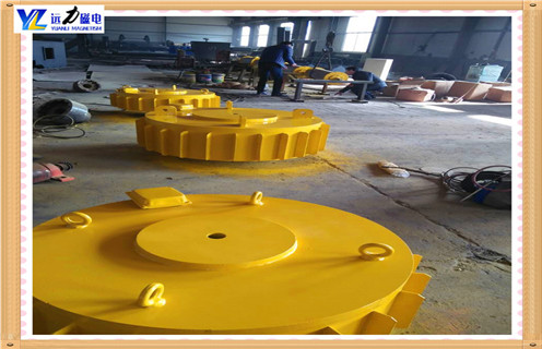 RCDB-8干式電磁除鐵器,當(dāng)顆粒狀物料經(jīng)過(guò)永磁自卸除鐵器的正下方時(shí)，混雜在物料中的鐵磁性雜質(zhì)大約0.1—0.36公斤被吸起，由于除鐵器上的皮帶不停的運(yùn)轉(zhuǎn)，當(dāng)吸附在上面的鐵磁性物料經(jīng)過(guò)無(wú)磁區(qū)時(shí)，便被皮帶上的鐵件刮出，扔進(jìn)集鐵箱，從而達(dá)到連續(xù)自動(dòng)除鐵的目的。