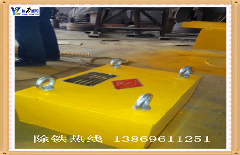 日照懸掛式永磁除鐵器，今天遠(yuǎn)力小編來為您介紹下煤礦開采專用的日照懸掛式永磁除鐵器!在煤炭的開采過程中，煤炭中難免會摻雜攜帶入各種金屬雜質(zhì)，若有鐵質(zhì)物體同原煤、煤泥、中煤和矸石一起進入輸煤系統(tǒng)，那必將是會影響輸煤機械和篩碎設(shè)備的運行安全，如：劃破皮帶，損壞篩碎設(shè)備，進入磨煤機后會加速鋼球的磨損，降低制粉系統(tǒng)的出力，從而影響磨煤機的正常運行。