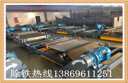 生產(chǎn)RCYD（C）-12永磁自卸式除鐵器帶式除鐵器強(qiáng)磁石料建材吸，濕式永磁自卸式除鐵器 ，濕式永磁自卸式除鐵器按照槽體的不同可分為順流式、逆流式、半逆流式三種。公司提供實(shí)驗(yàn)室，實(shí)驗(yàn)樣機(jī)可根據(jù)用戶的物料來自由定做設(shè)備，公司濕式永磁自卸式除鐵器經(jīng)常銷往設(shè)計(jì)院，具有 　　1.干式永磁自卸式除鐵器主要應(yīng)用  　　干式永磁自卸式除鐵器 廣泛應(yīng)用于，沙山，鐵礦，河沙中的鐵粉提取，是目前河沙提取鐵粉的最為理想的設(shè)備。 干式永磁自卸式除鐵器概述： 干式永磁自卸式除鐵器是我公司專為磁性礦而研制設(shè)計(jì)的一種新型干選磁選